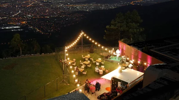 «Καντίνα του Lucky»: Η θεματική καντίνα που κοιτάζει την Αθήνα από ψηλά