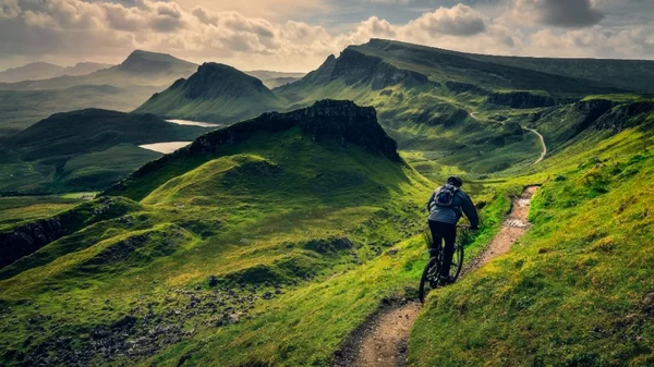 Συνδυάζεται ουίσκι, ποίηση και ποδηλασία; Στη Σκωτία, ναι!