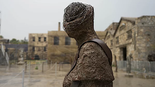 Εγκαίνια Εβδομάδας | Εργάτες και εργάτριες του σαπωνοποιείου Ελευσίνας γίνονται αγάλματα (28/9-4/10)