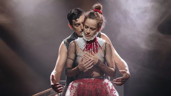 Πρώτες φωτογραφίες από το «This is not Romeo and Juliet» του Αργύρη Πανταζάρα