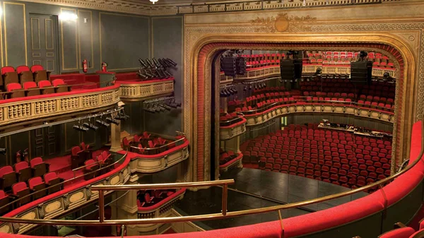 Η θεατρική σεζόν που δεν λέει να αρχίσει, η δαιμονοποίηση της εστίασης και η θωράκιση της (ψυχικής μας) υγείας