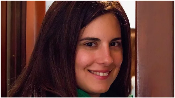 H Γιολάντα Μαρκοπούλου μας συστήνει την κούκλα ύψους 3, 5 μέτρων που θα διασχίσει την Τουρκία και την Ευρώπη