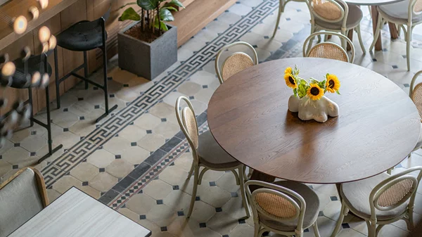 "Omnivore": Comfort επιστροφή στη σκιά της Αγ. Ειρήνης