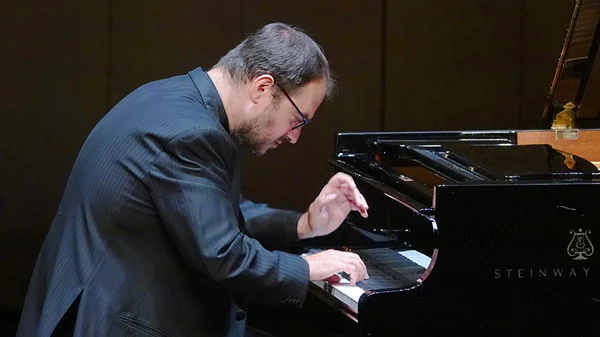 Υπερβατική δεξιοτεχνία και εκφραστικότητα του πιανιστικού Μπετόβεν: συναρπαστικός Γουβέλης, άνισος Τιρίμος σε δύο ρεσιτάλ στο Μέγαρο