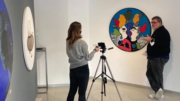 Αυτή τη στιγμή, η μόνη αχτίδα πολιτισμού λάμπει απ’ τις γκαλερί 