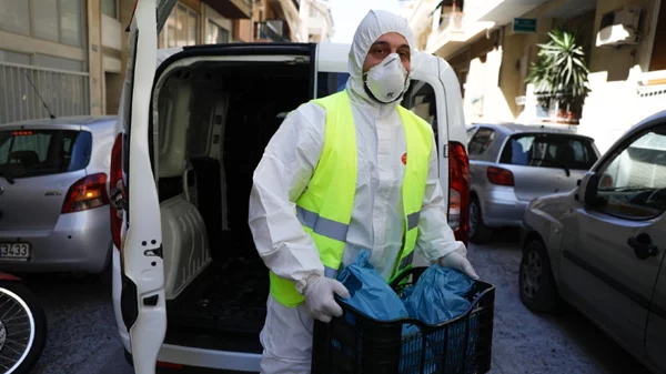 Διανομή κατ’ οίκων απ’ τον Δήμο Αθηναίων για όσους πολίτες μένουν αυστηρά απομονωμένοι στο σπίτι τους