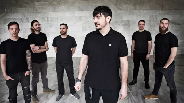 Ο Ταφ Λάθος ανεβαίνει ζωντανά στη σκηνή του «Νιάρχος» με φουλ μπάντα – Συντονιστείτε