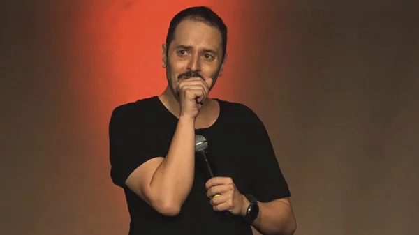 «Κακός Παράδεισος»: Χαμός με την παράσταση του Αλέξανδρου Τσουβέλα που μόλις ανέβηκε στο ίντερνετ