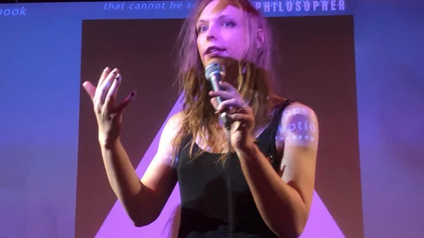 Πώς διαμορφώνεται το «περίβλημα του Διαδικτύου» και γιατί να μην είναι κουήρ;