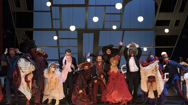 «Η κυρία του Μαξίμ»: Είδαμε την παράσταση του Εθνικού που προβάλλεται σε streaming