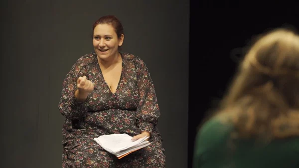 Ακόμη να δείτε την αφοπλιστική συζήτηση για την έμφυλη βία στο κανάλι της Στέγης; 