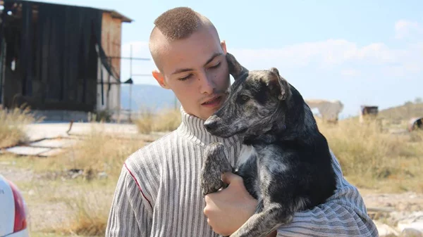 Οι «Συναντήσεις με Αξιοσημείωτους Ανθρώπους» του Μενέλαου Καραμαγγιώλη στο κανάλι της Στέγης