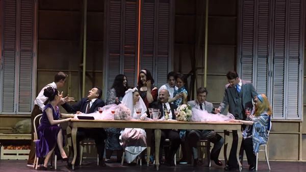 Επιστροφή στην καρδιά των ’60s  με ένα «Φεγγάρι από χαρτί»