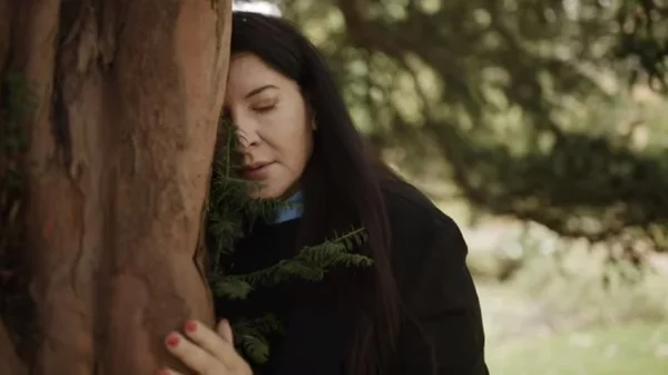 Κάν’ το όπως η Αμπράμοβιτς: Βγάλε την αρνητική ενέργεια του 2020 αγκαλιάζοντας δέντρα