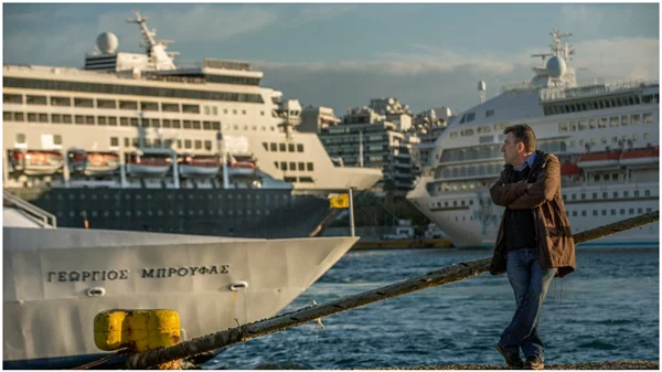 Ο Μανώλης Μαυροματάκης συναντά τον «Λουκή Λάρα» στους δρόμους του Πειραιά