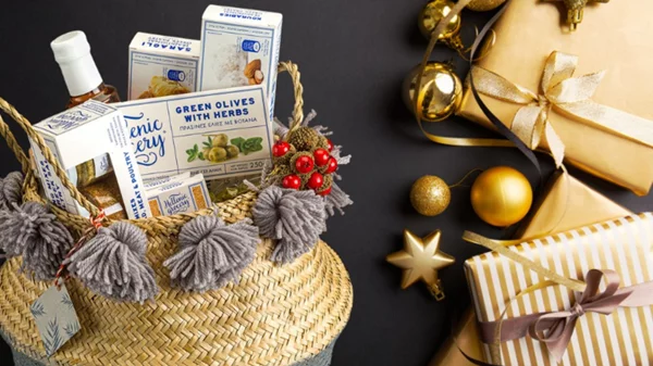 Gift boxes γεμάτα Ελλάδα για τις ευχές μας από το Spitiko Project