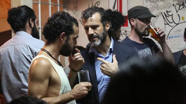 Οι υποβλητικές «Δονήσεις» στέλνουν την ομοφοβία εκτός κάδρου