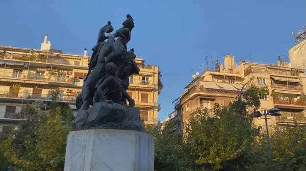 Στείλε κωδικό 6 και ξεκίνα μια περιπατητική εξερεύνηση γύρω απ’ την Πλατεία Βικτωρίας