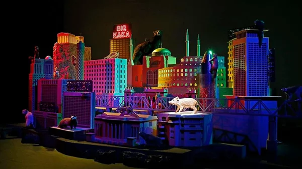 Στον υγρό τάφο της Μεσογείου κολυμπούν και τραγουδούν οι ήρωες του Ραέντ Γιασίν