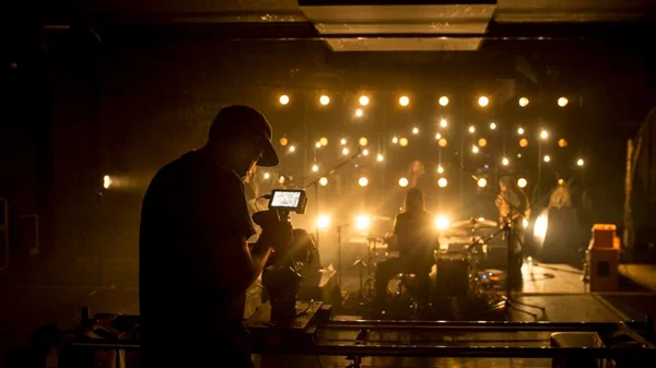 Athens Streaming | Πρόσκληση στο «Δείπνο Ηλιθίων», μια έκθεση στην Κυψέλη κι οι εκρηκτικοί Nightstalker στο Gagarin