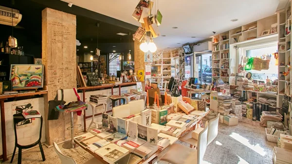 «Ιδιαίτερα αυξημένη η κίνηση τις γιορτές» – Τα βιβλιοπωλεία της Αθήνας αναμεταδίδουν