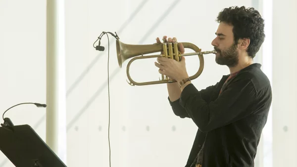 «Μουσικά πορτρέτα»: Μια νέα διαδικτυακή συναυλιακή σειρά από τις Lighthouse Sessions του Νιάρχος