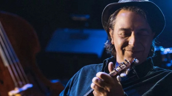 «Αν μας σπάσουν το μπουζούκι»: Μια διαδικτυακή συναυλία του Γιάννη Κότσιρα