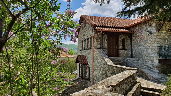 Ψήφισε το ομορφότερο χωριό της Μακεδονίας και κέρδισε ένα διήμερο σε παραδοσιακό ξενώνα