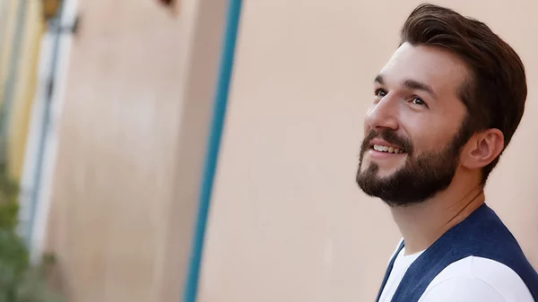 Ο Θοδωρής Βουτσικάκης εκπέμπει από το Φάρο του Νιάρχος