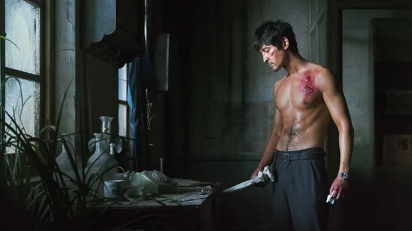 «Η Λίμνη με τις Αγριόχηνες»: Ένα εντυπωσιακό νεονουάρ με φόντο τη Γουχάν