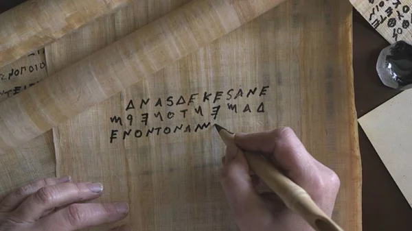 Τα μυστικά του ελληνικού αλφαβήτου αποκαλύπτονται στο νέο ντοκιμαντέρ της Cosmote TV