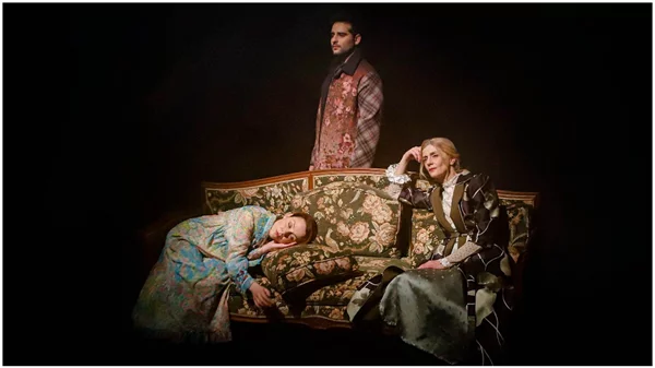 Κριτική σε streaming παράσταση; Γιατί, για την ώρα, λέμε όχι.