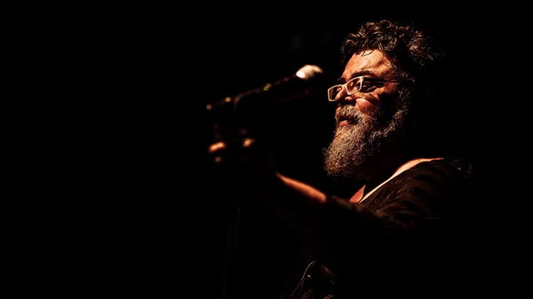 Η «Γιορτή στα Σπίτια» του Σταμάτη Κραουνάκη συνεχίζει να μας αγγίζει