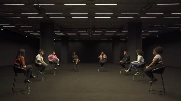 Οκτώ νέοι που ζουν στην Ελλάδα ξεδιαλύνουν τα ρευστά όρια του ανήκειν