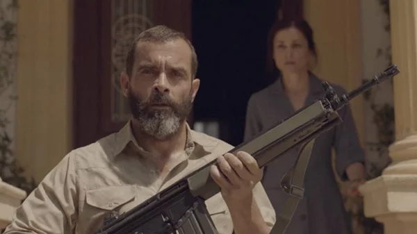 Η βραβευμένη «Πολιορκία στην Οδό Λιπέρτη» ξεχειλίζει από ηχηρό μελοδραματισμό