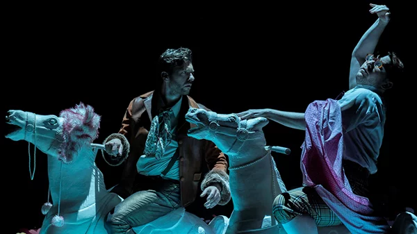 Ο Χαράλαμπος Γωγιός βάζει στο αδηφάγο μπλέντερ του «Θανάτου του Άντονυ» την ποπ κουλτούρα του ’80, τον Ζίζεκ και την Ολυμπιακή δυσφορία