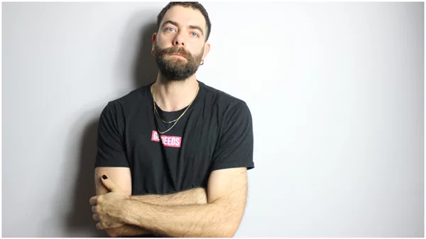 O σκηνοθέτης Βασίλης Βηλαράς μας συστήνεται