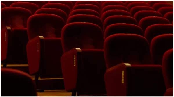 Μειώνεται ο συντελεστής ΦΠΑ στα εισιτήρια των live-streaming παραστάσεων και συναυλιών