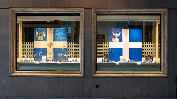 Οι βιτρίνες του Πενθερουδάκη τιμούν τα 200 χρόνια από την Επανάσταση