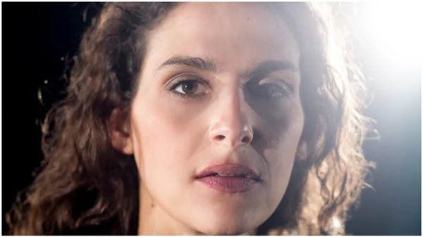 Νατάσα Σαραντοπούλου: «Τα ψηφιακά έργα μας γλιτώνουν από το να παριστάνουμε ότι πήγαμε στο θέατρο ενώ είμαστε κλεισμένοι σπίτι»