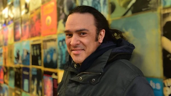 O Κώστας Λειβαδάς μας παίρνει σε «Περιοδεία εντός»