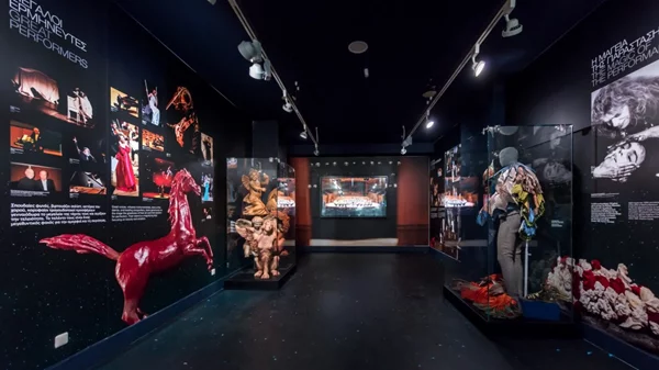 «Η μουσική απογειώνει!»: Το νέο αφιέρωμα στον Διεθνή Αερολιμένα Αθηνών ξεφυλλίζει την ιστορία του Μεγάρου Μουσικής