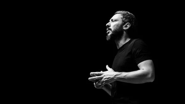 Σόλο ηλεκτρική συναυλία με τον Αλκίνοο Ιωαννίδη