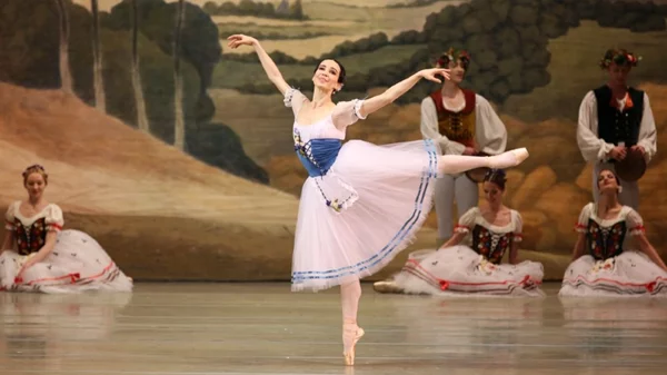 Athens Streaming | Μια all-star συναυλία της τραπ μουσικής, συζήτηση για το μέλλον του θεάτρου κι η «Ζιζέλ» απ’ το Μαριίνσκι