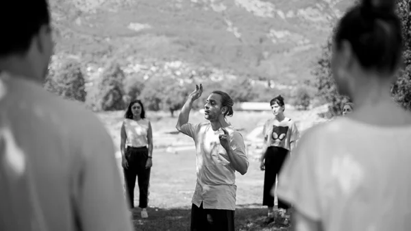 Ο Κωνσταντίνος Θωμαΐδης γράφει για «Τα γεγονότα» του Ντέιβιντ Γκρέιγκ που προβάλλει η GNO TV της Εθνικής Λυρικής Σκηνής