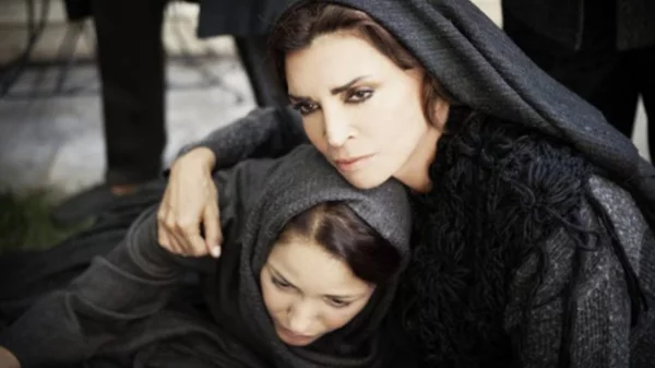 «Σμύρνη μου Αγαπημένη»: Η θεατρική παράσταση της Μιμής Ντενίση στη μεγάλη οθόνη 