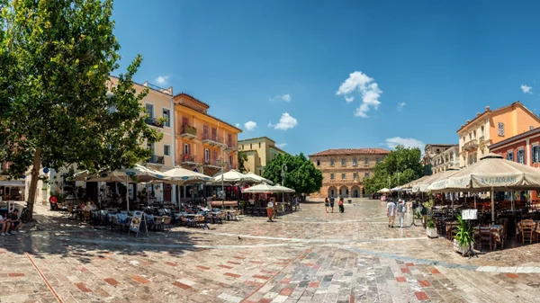 Πλατεία Συντάγματος: H απόλαυση δίνει ραντεβού με την ιστορία στο Ναύπλιο 