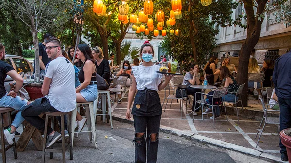 Η Αθήνα τσουγκρίζει έξω ξανά! Δείτε τις πρώτες φωτογραφίες από το άνοιγμα της εστίασης