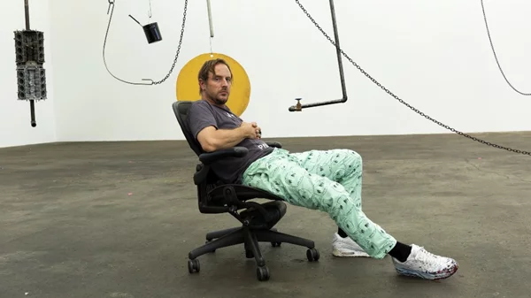 Ποιος είναι ο μεγάλος ανατρεπτικός Sterling Ruby που προσγειώνεται στην Αθήνα με διπλή έκθεση;