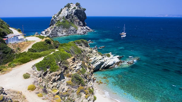 Beach hopping στις Σποράδες: η ομορφότερη πλευρά τους θέλει καΐκι!